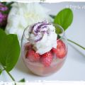 Verrines de fraises en gelée de rhubarbe et[...]