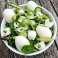 Salade printanière bicolore de légumes crus au[...]