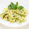 Farfalle au parmesan, crème et persil