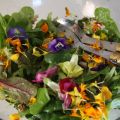 Salade aux fleurs comestibles