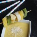 Brochettes de fruits, sauce mangue-coco