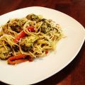 Spaghetti au pesto, tomates séchées et poivrons[...]