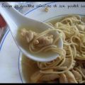 Soupe de nouilles chinoises au poulet grillé au[...]