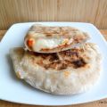 Pains plats farcis brie - tomate