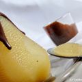La poire pochée à la vanille et sa sauce[...]