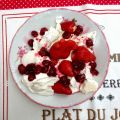 Vacherin aux fraises et compote de fruits rouges