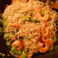 Wok de nouilles aux crevettes et au Kai Lan
