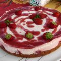 Gâteau mousse châtaigne, fraises et framboises