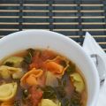 Soupe aux tortellinis, tomates et kale