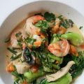 Soupe thaïe pétoncles, crevettes et poulet