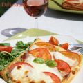Fines tartes tomate-mozzarella sur lit de pesto