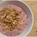 Gruau aux fraises, à la vanille et au yogourt