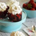 FRAISES AU SIROP DE VIN ROUGE, CRÈME FOUETTÉE À[...]