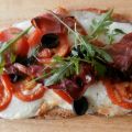 Bruschetta mozzarella, tomates, olives, basilic[...]