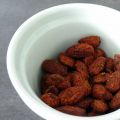 Amandes aux épices à servir avec l'apéritif