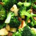 Salade de brocoli aux pommes et aux amandes