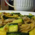 Sauté de courgettes à l'ail et nouilles udon