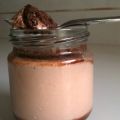 Yaourts maison sous sa croûte de cacao