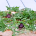 Pizzas au fromage de chèvre, noix et miel