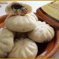 Ghribas farcies aux noix et aux raisins secs.