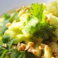 Ananas, avocat et concombre en salade au poivre[...]