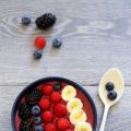 Smoothie bowl aux fruits rouges