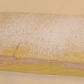 Gâteau roulé, fourré à la mousse de fraise.