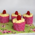 CUPCAKES À LA VANILLE ET AUX FRAMBOISES ET UN[...]