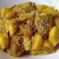 Poulet sauté au curry, mangue et sésame