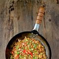 Riz sauté au poulet, piment et cacahuète