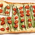 Tarte à la ricotta, asperges et tomates cerises