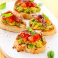 Crostinis à l’avocat, tomates et anchois