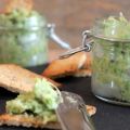 Crackers au sésame et tartinade d'avocats.