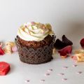 Cupcakes au chocolat avec un cœur rouge caché à[...]