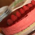 Dacquoise aux amandes à la mousse de framboises
