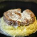 Noix de veau, sauce a l'ail et ciboulette,[...]