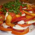 Salade de tomates, pêches et mozzarella fraîche