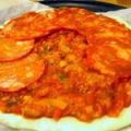 Pizza maison au chorizo, sauce tomate aux[...]