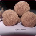 Truffes au chocolat aux eclats de noisettes,[...]