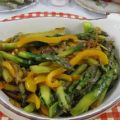 Sauté d'asperges aux oignons et poivron
