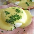 OEUFS POCHÉS POUR LES NULS SUR BAGEL GRILLÉ ET[...]