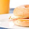 Bagels oeuf, jambon et cheddar