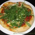 Pizza aux tomates, à la mozzarella et à la[...]