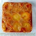 Gâteau renversé aux prunes jaunes et aux petits[...]
