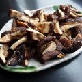 Shiitakes grillés à l'ail noir et au sel fumé