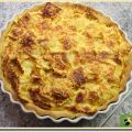 Quiche aux raviolinis garnis de jambon, sur une[...]