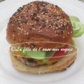 BURGER AU PORC ET AUX ÉPICES À STEAK