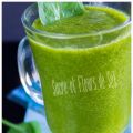 Smoothie aux épinards, banane et jus d'orange.