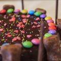 Gâteau d’anniversaire au chocolat et bonbons