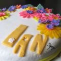 Gâteau d'anniversaire décoré de fleurs